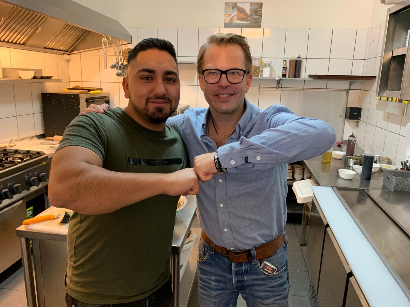 Bülent Gök mit TV-Koch Mario Kotaska in der Küche des Urban Grill